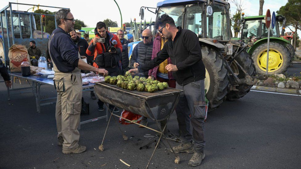 Protesting farmers in Barcelona barbecuing artichokes