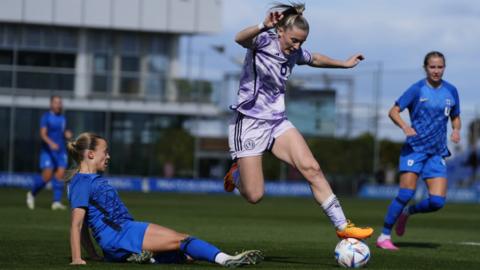 Chelsea Cornet contests against Finland